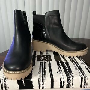Dolce Vita Black Chelsea Boots – Women’s Size 9